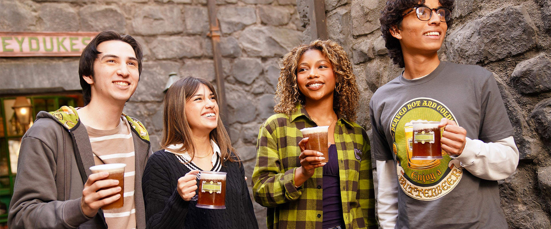 https://www.universalproductsexperiences.com/storage/news-ush-butterbeer-season-desktop-68150b2005e9c.jpg